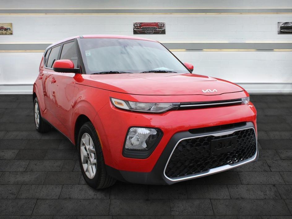 2022 Kia Soul LX's photo