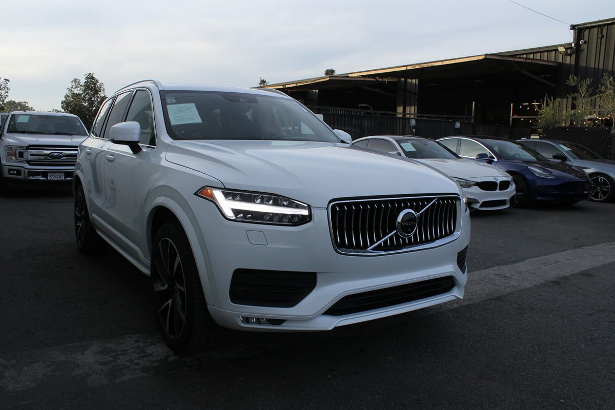 2020 Volvo XC90 Momentum's photo