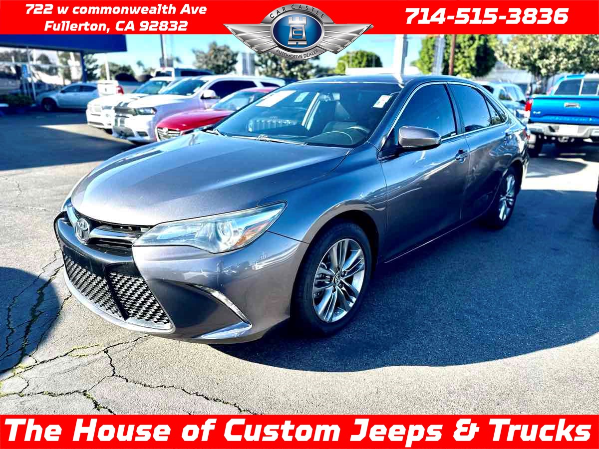 2015 Toyota Camry SE's photo