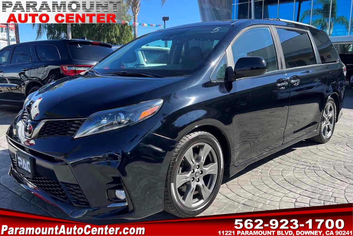 2019 Toyota Sienna SE's photo