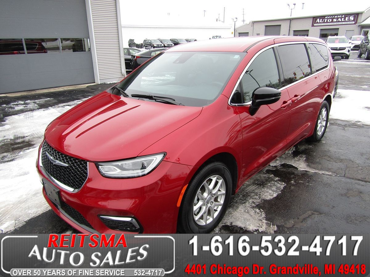 2025 Chrysler Pacifica Select's photo