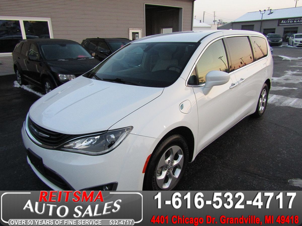 2017 Chrysler Pacifica Hybrid Touring Plus's photo