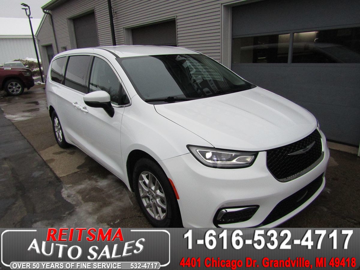 2023 Chrysler Pacifica Touring L's photo