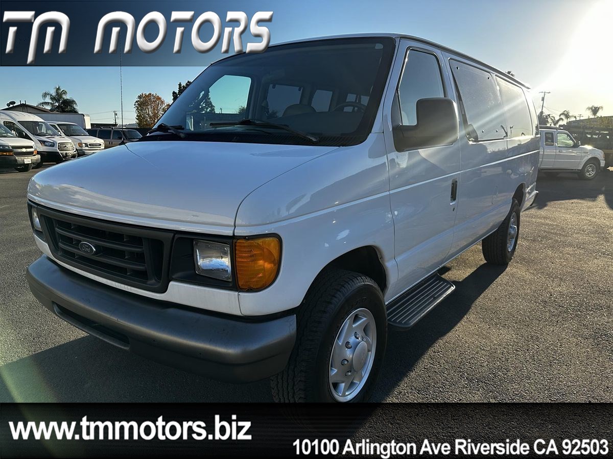 2004 Ford Econoline Wagon XL's photo