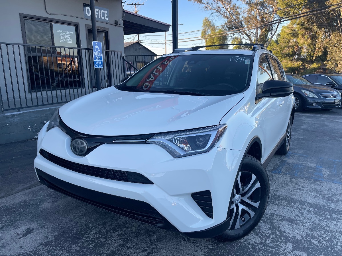 2017 Toyota RAV4 LE's photo