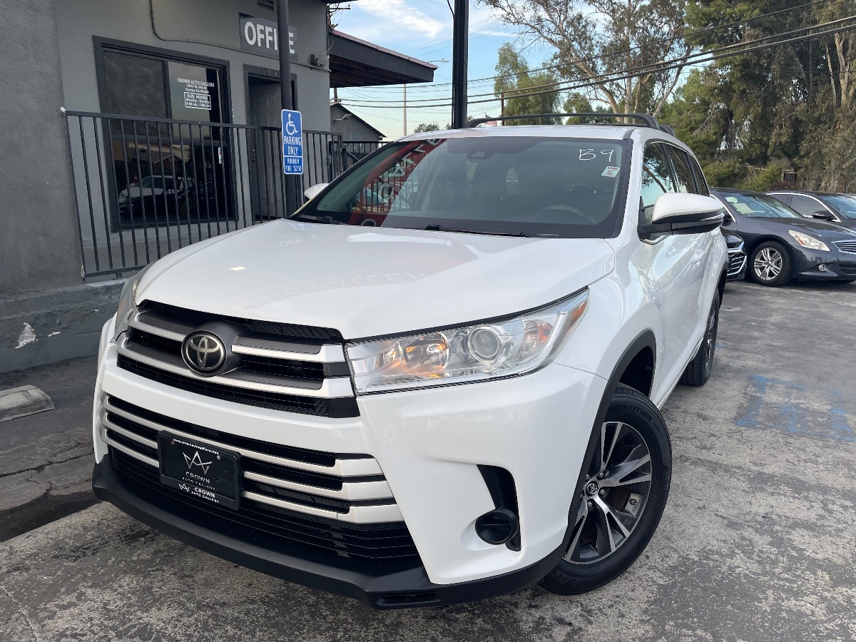 2017 Toyota Highlander LE's photo