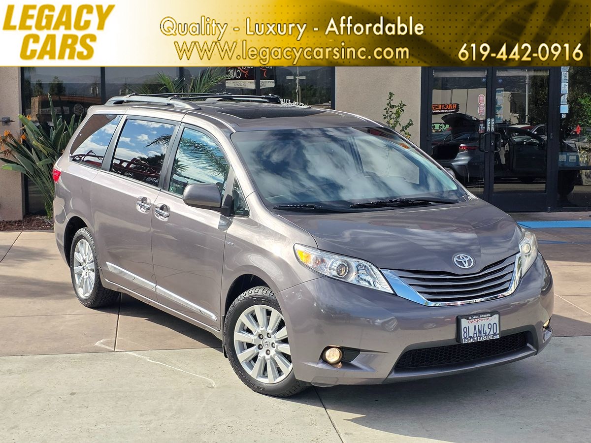 2017 Toyota Sienna XLE's photo