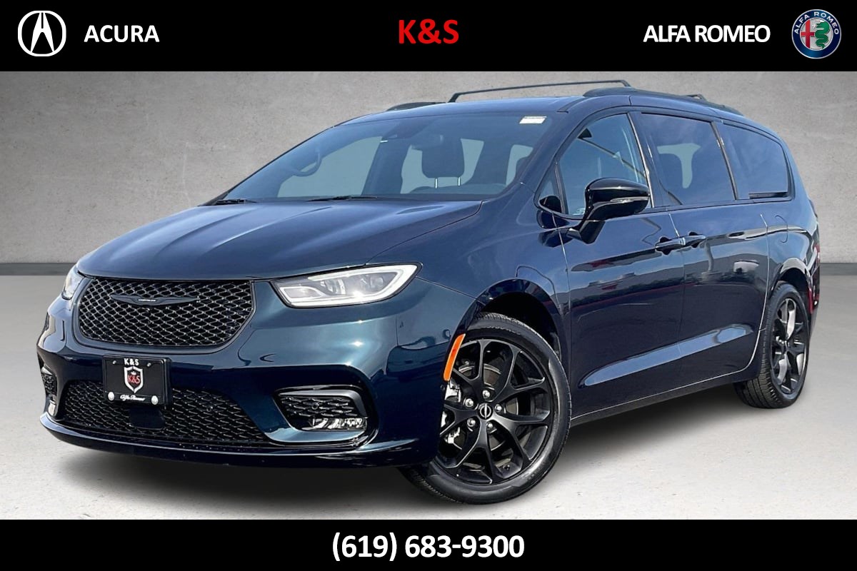 2023 Chrysler Pacifica Limited's photo