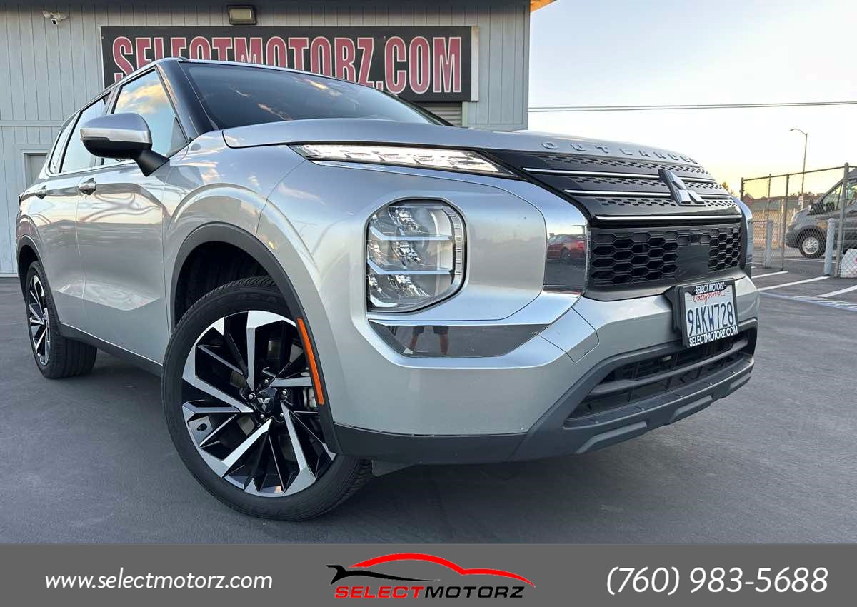 2022 Mitsubishi Outlander ES's photo