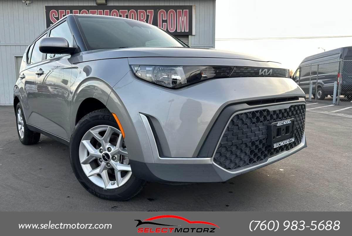 2023 Kia Soul LX's photo