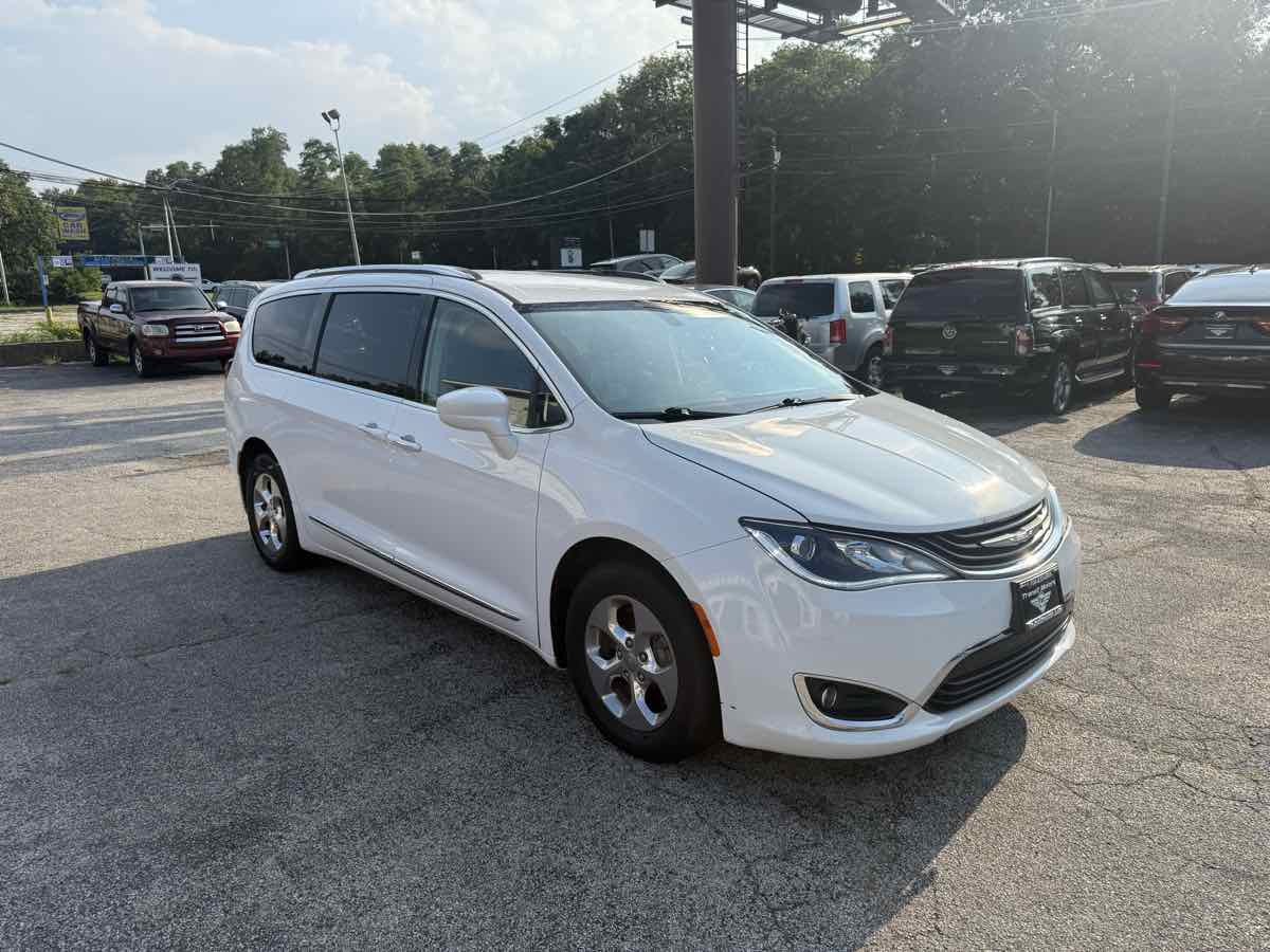 2018 Chrysler Pacifica Hybrid Touring L's photo