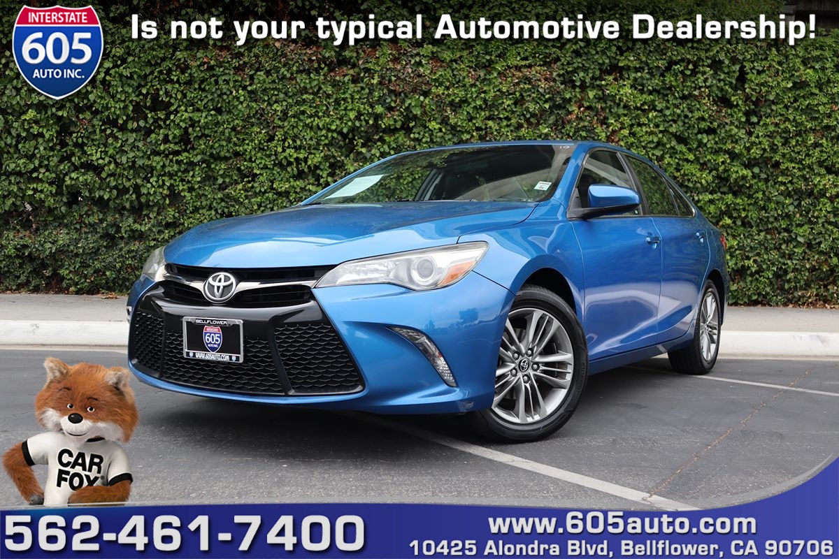 2017 Toyota Camry SE's photo