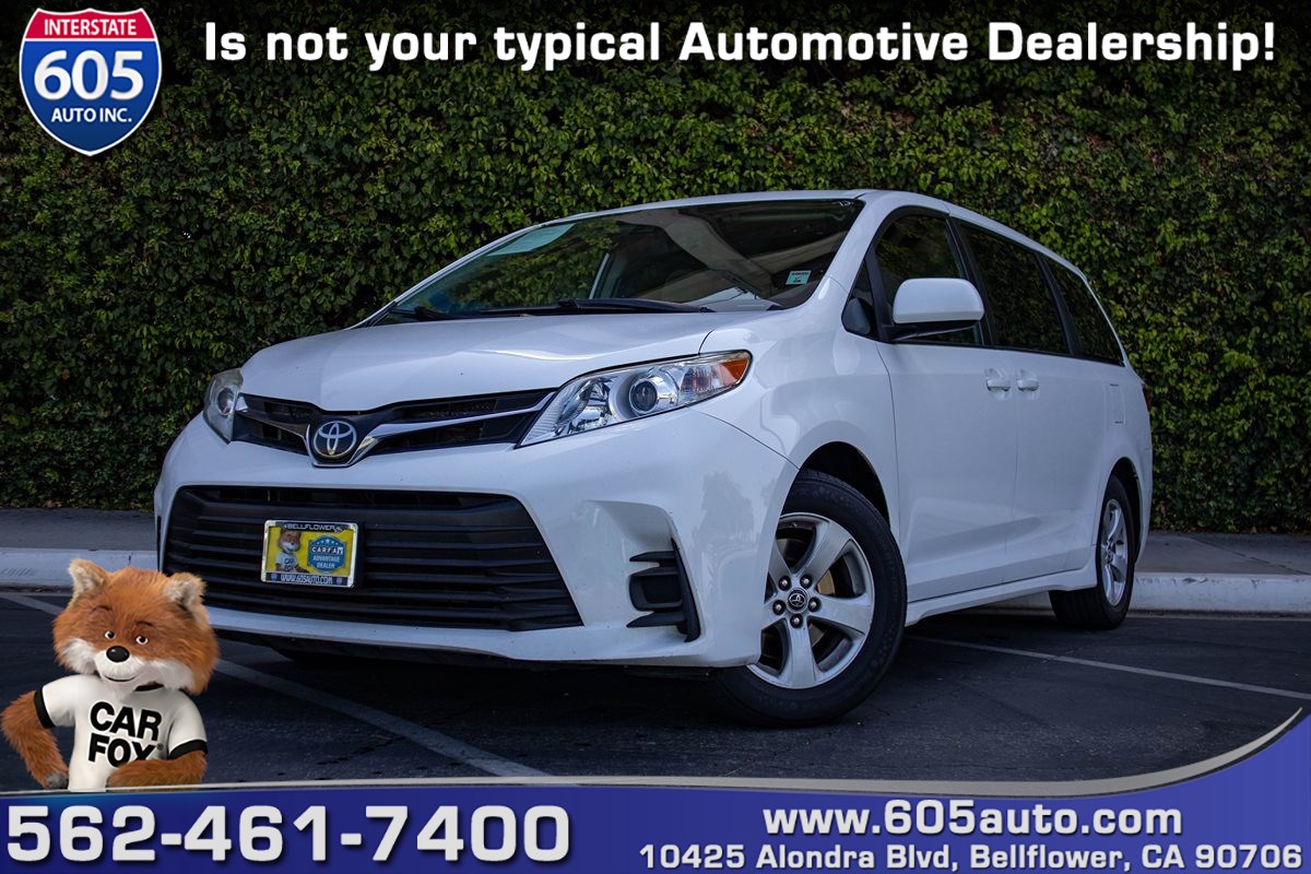 2019 Toyota Sienna LE's photo
