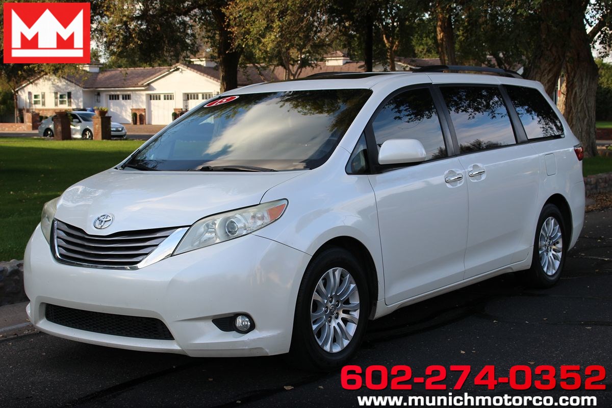 2015 Toyota Sienna XLE's photo