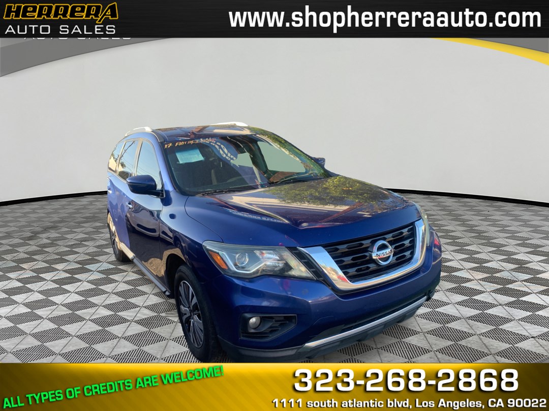 2017 Nissan Pathfinder SV's photo