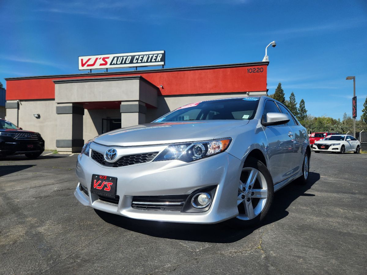2014 Toyota Camry SE's photo