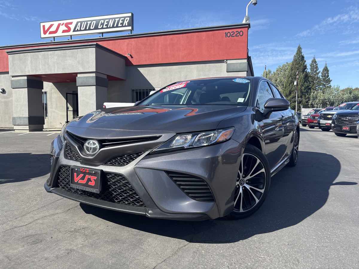 2019 Toyota Camry SE's photo