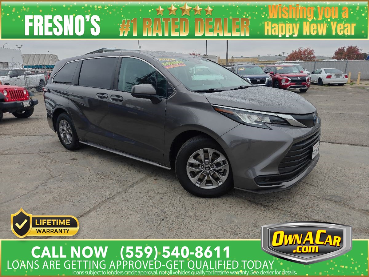 2022 Toyota Sienna LE's photo