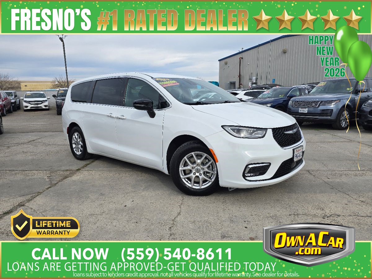 2024 Chrysler Pacifica Touring's photo