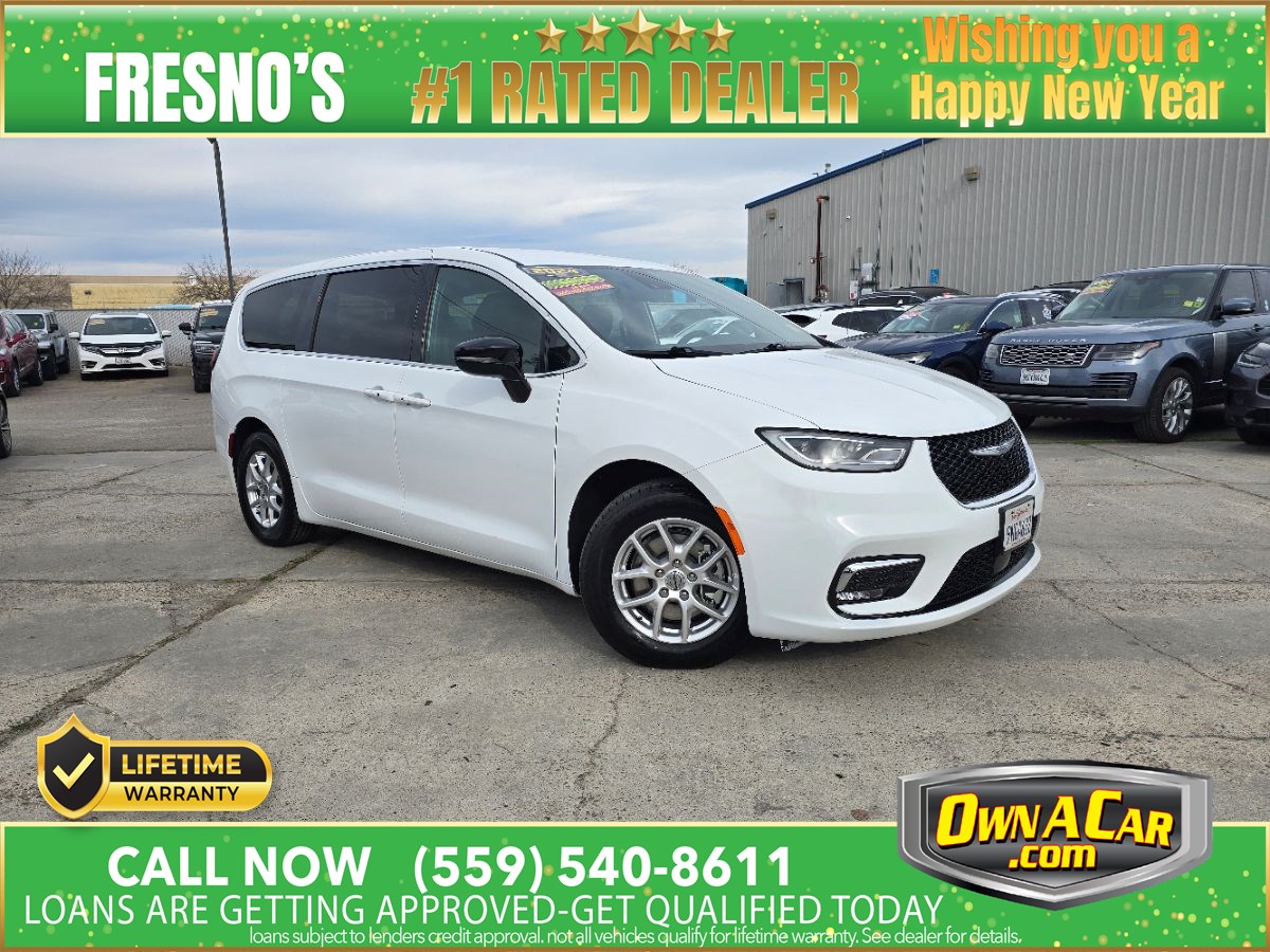 2024 Chrysler Pacifica Touring's photo