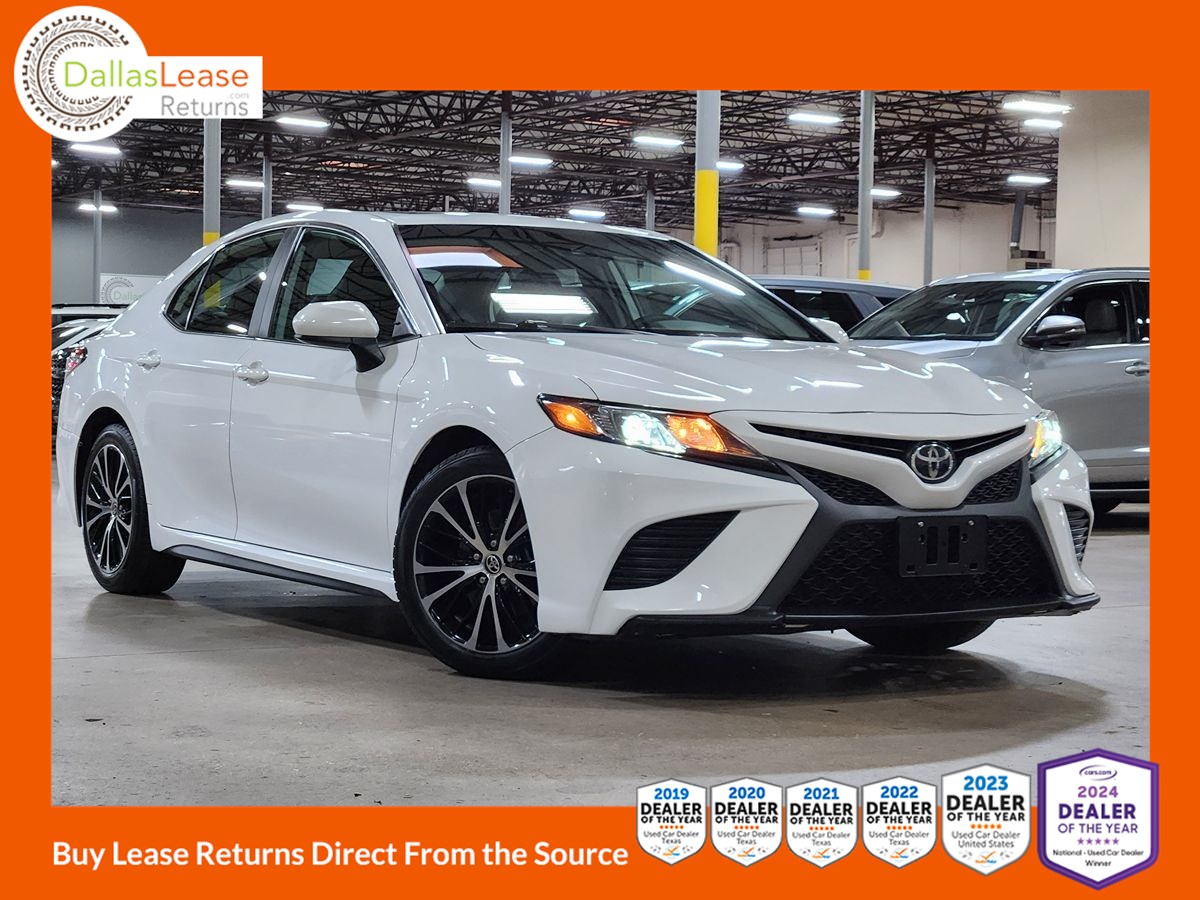 2020 Toyota Camry SE's photo