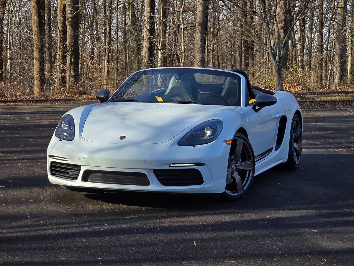 2023 Porsche 718 T's photo