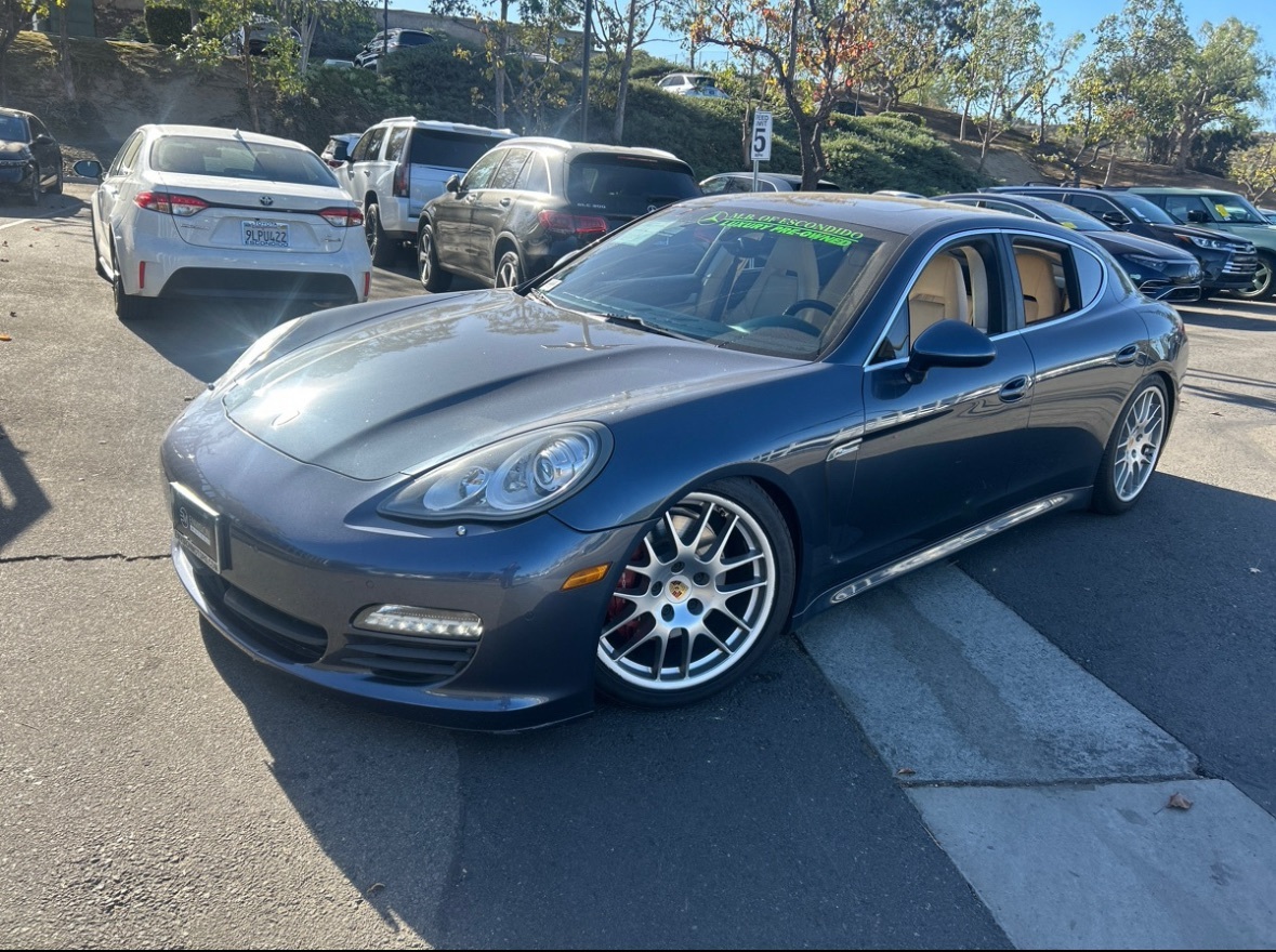 Porsche Panamera's photo