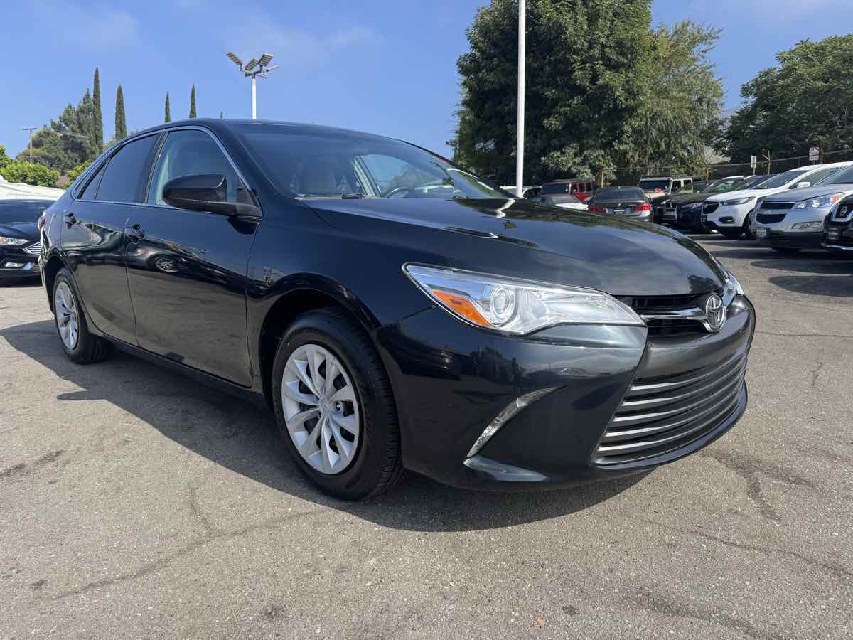 2016 Toyota Camry LE's photo