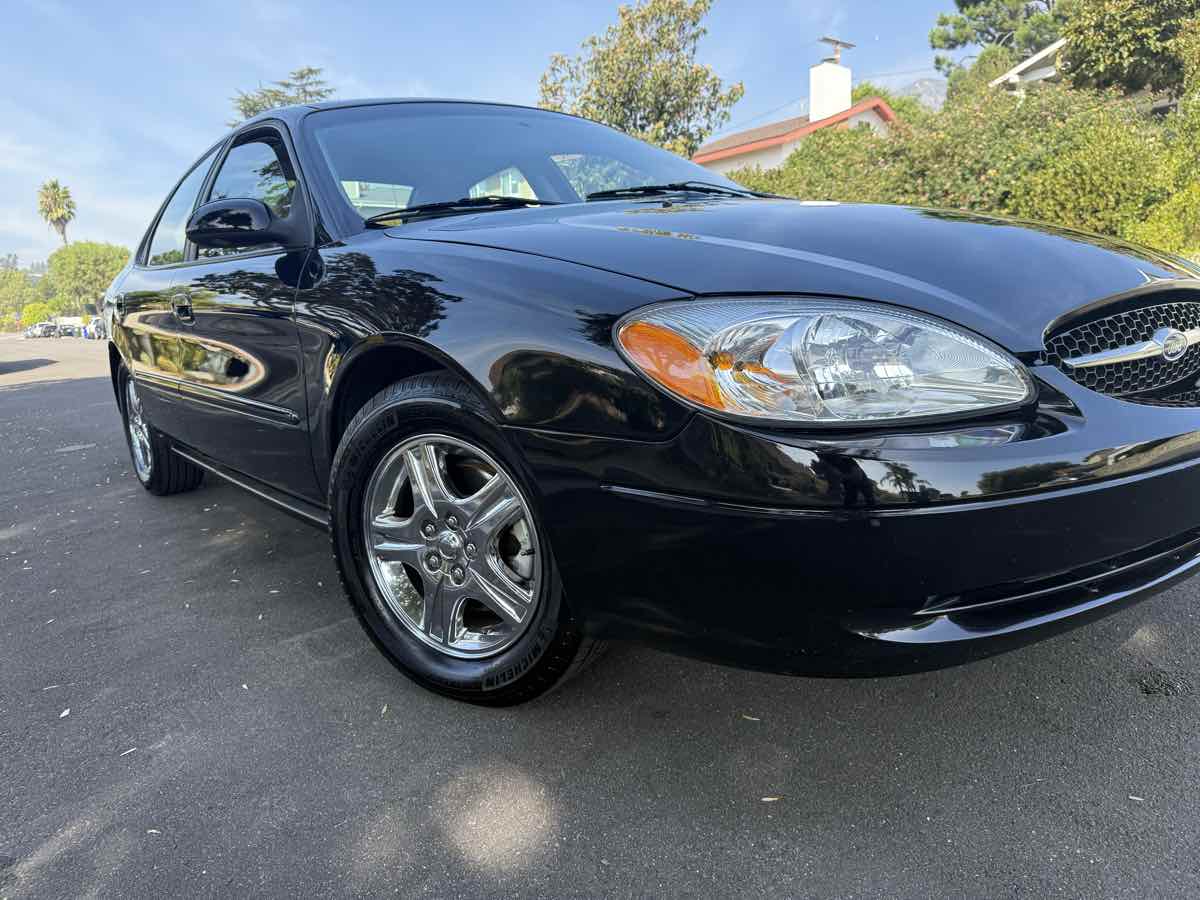 2002 Ford Taurus SE's photo