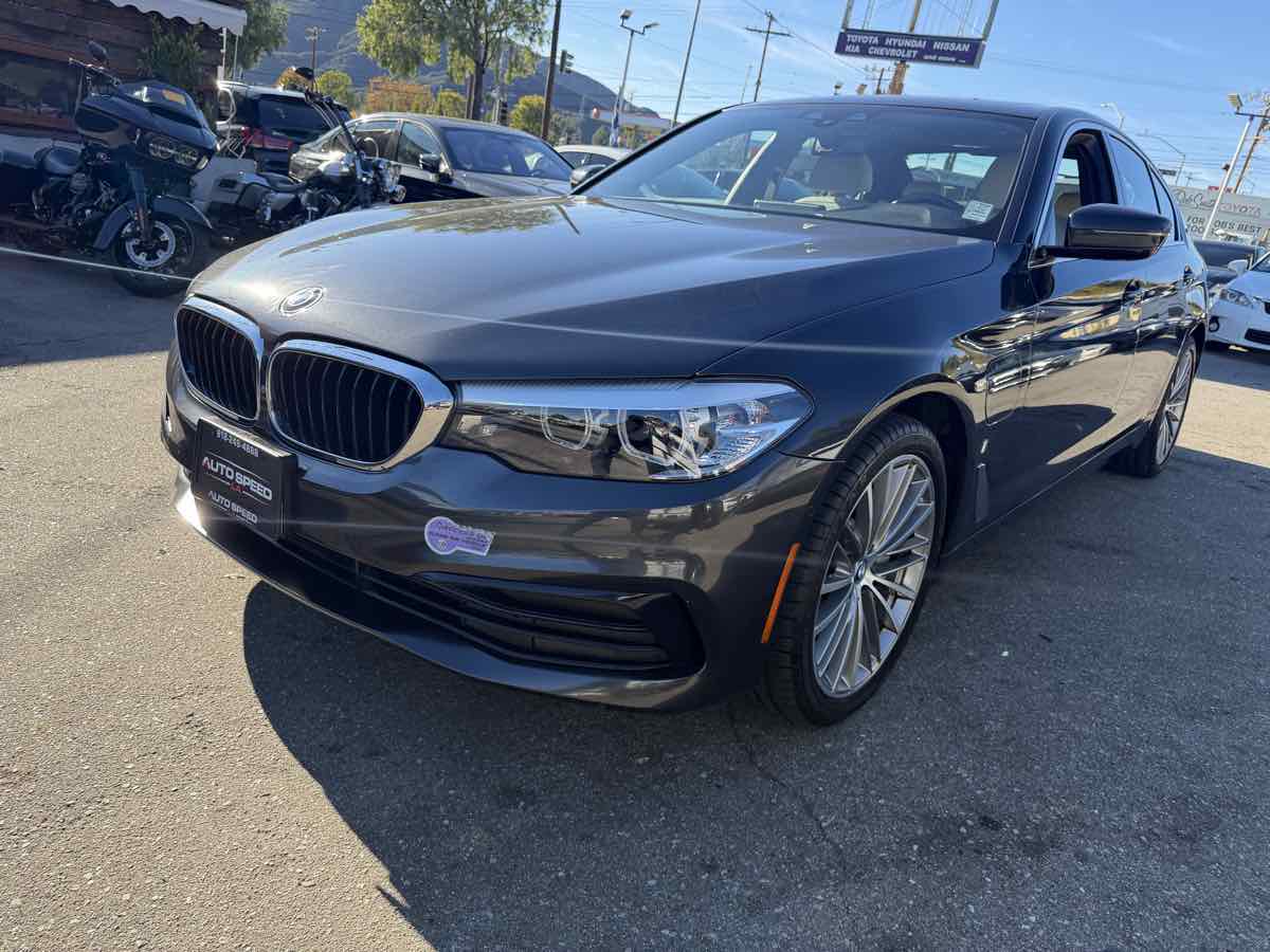 2019 BMW 5 Series 530e's photo
