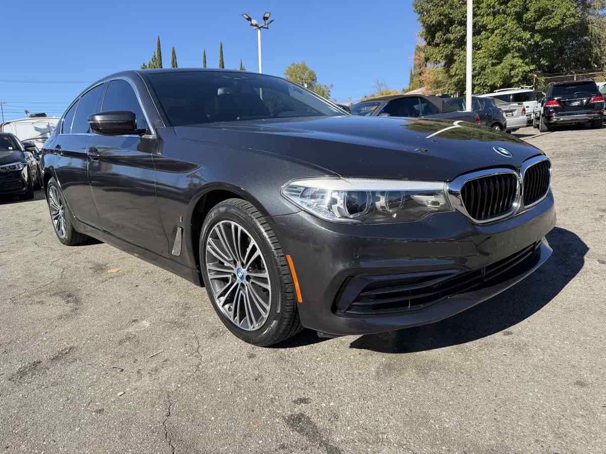 2019 BMW 5 Series 530e's photo