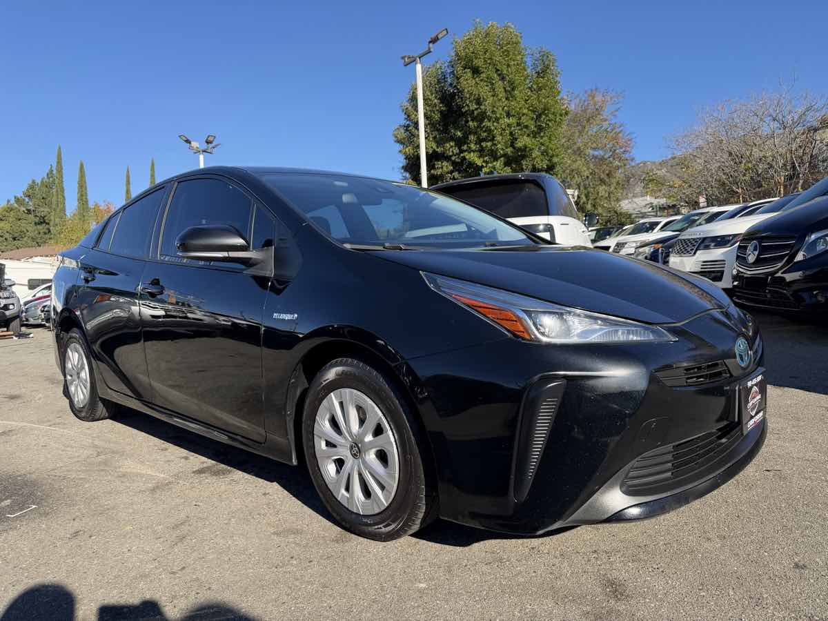 2021 Toyota Prius L Eco's photo