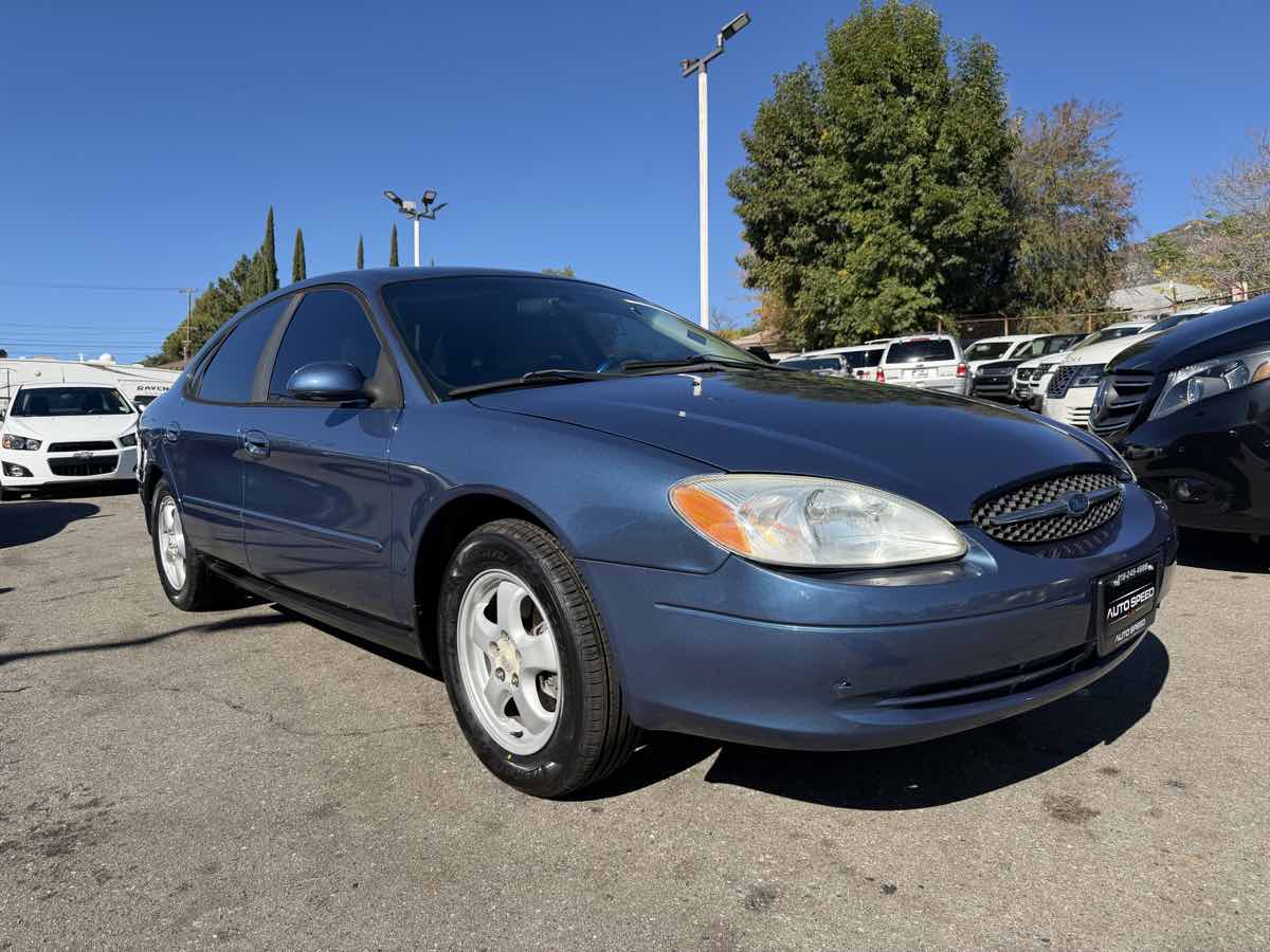 2002 Ford Taurus SE's photo