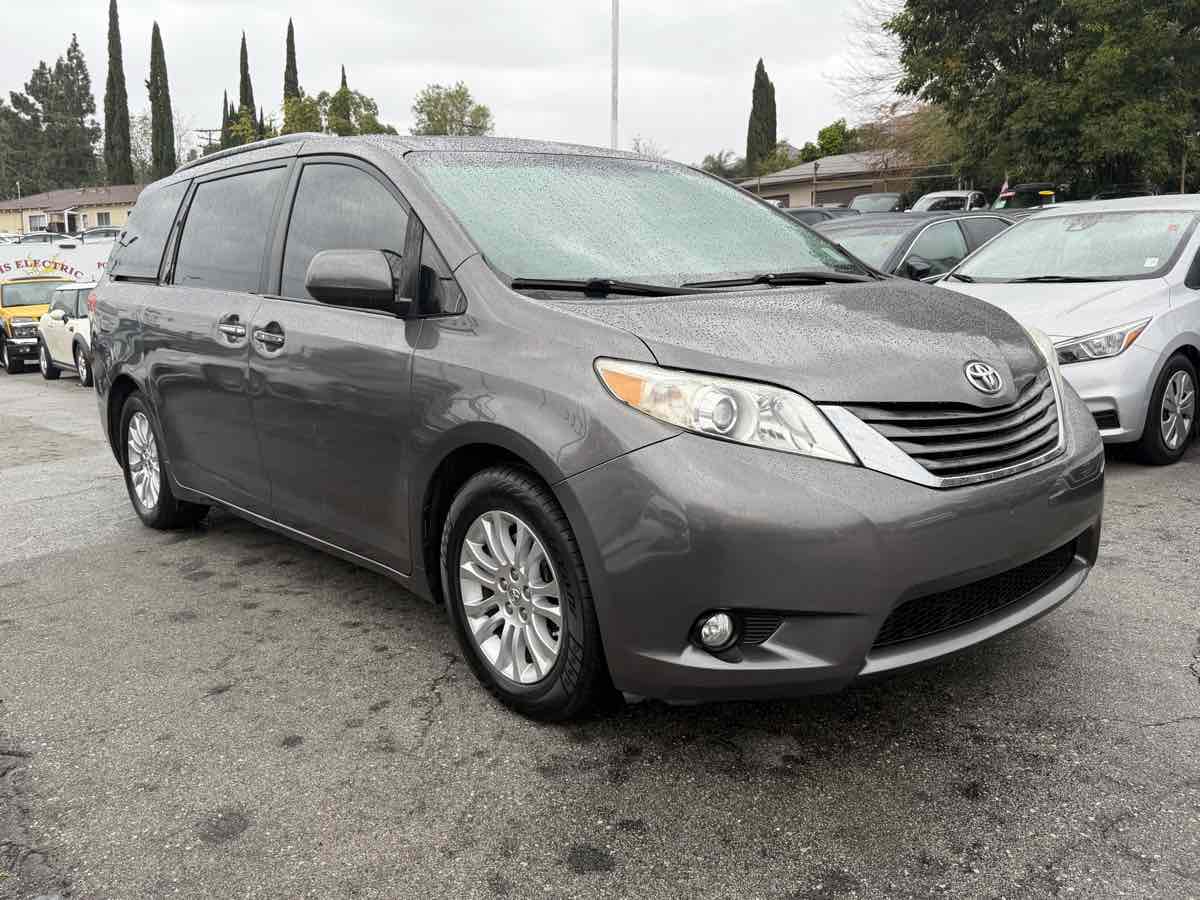 2011 Toyota Sienna XLE's photo