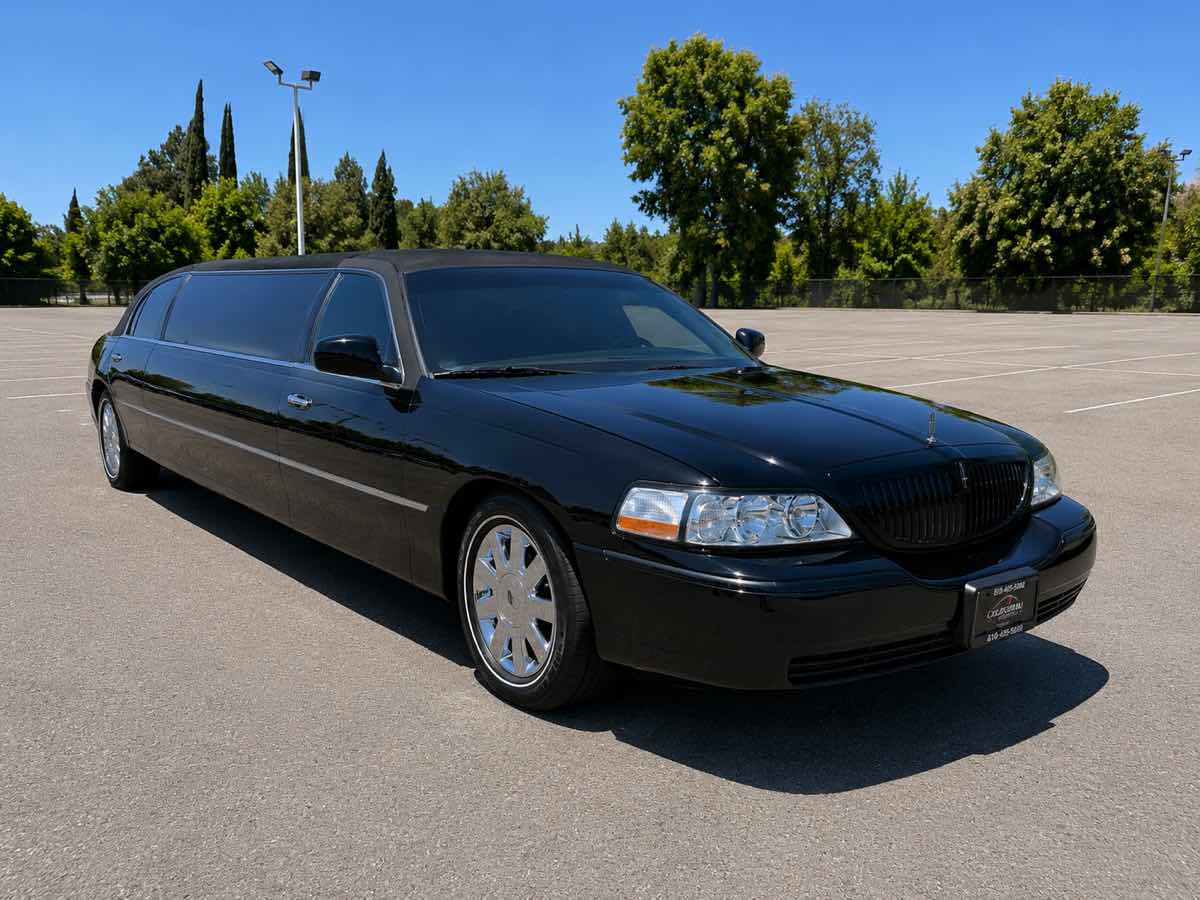 2005 Lincoln Town Car Executive Livery (Fleet)'s photo