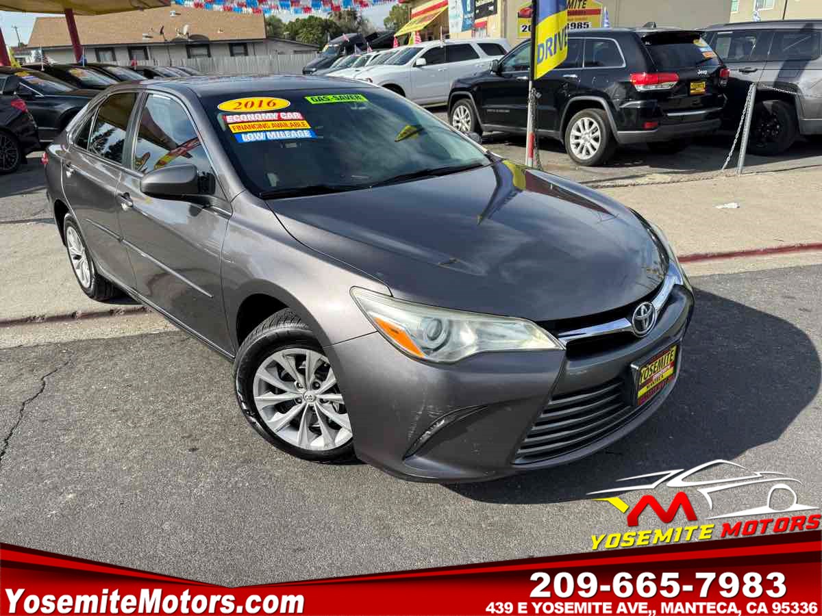2016 Toyota Camry LE's photo
