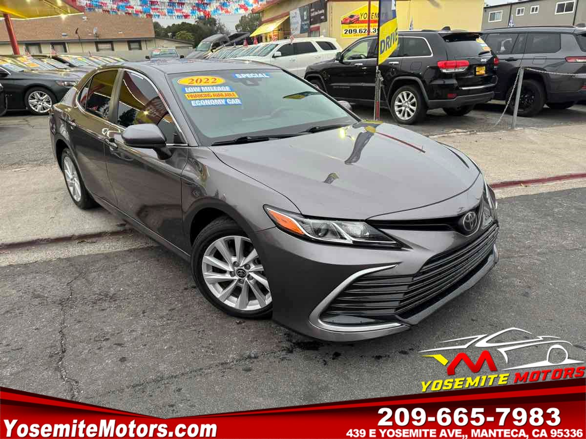 2022 Toyota Camry LE's photo