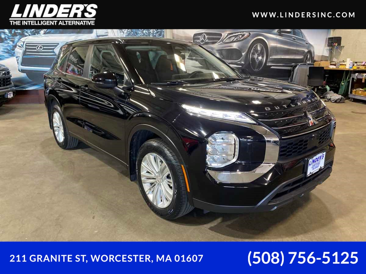 2023 Mitsubishi Outlander ES's photo