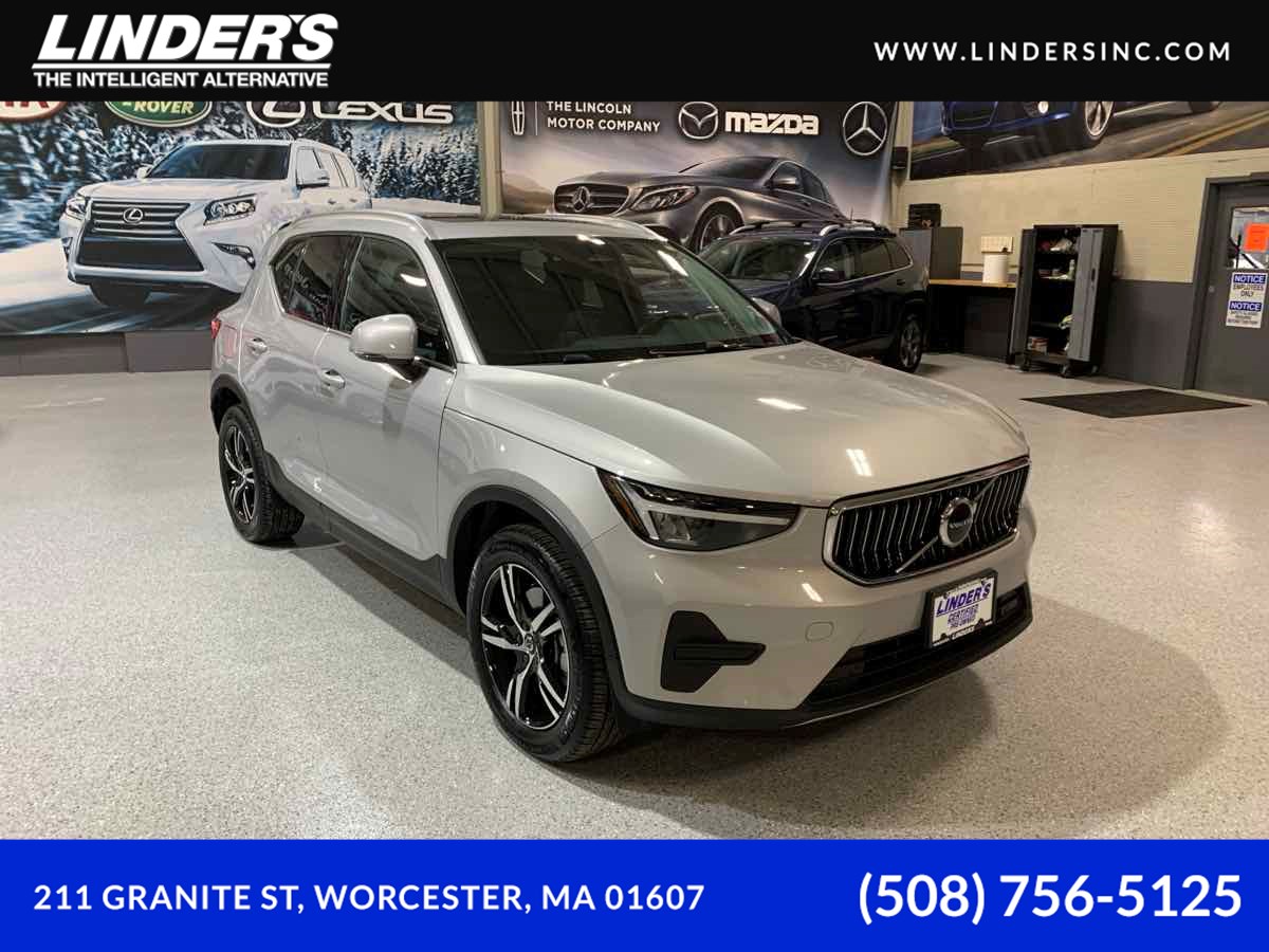 2025 Volvo XC40 Core's photo