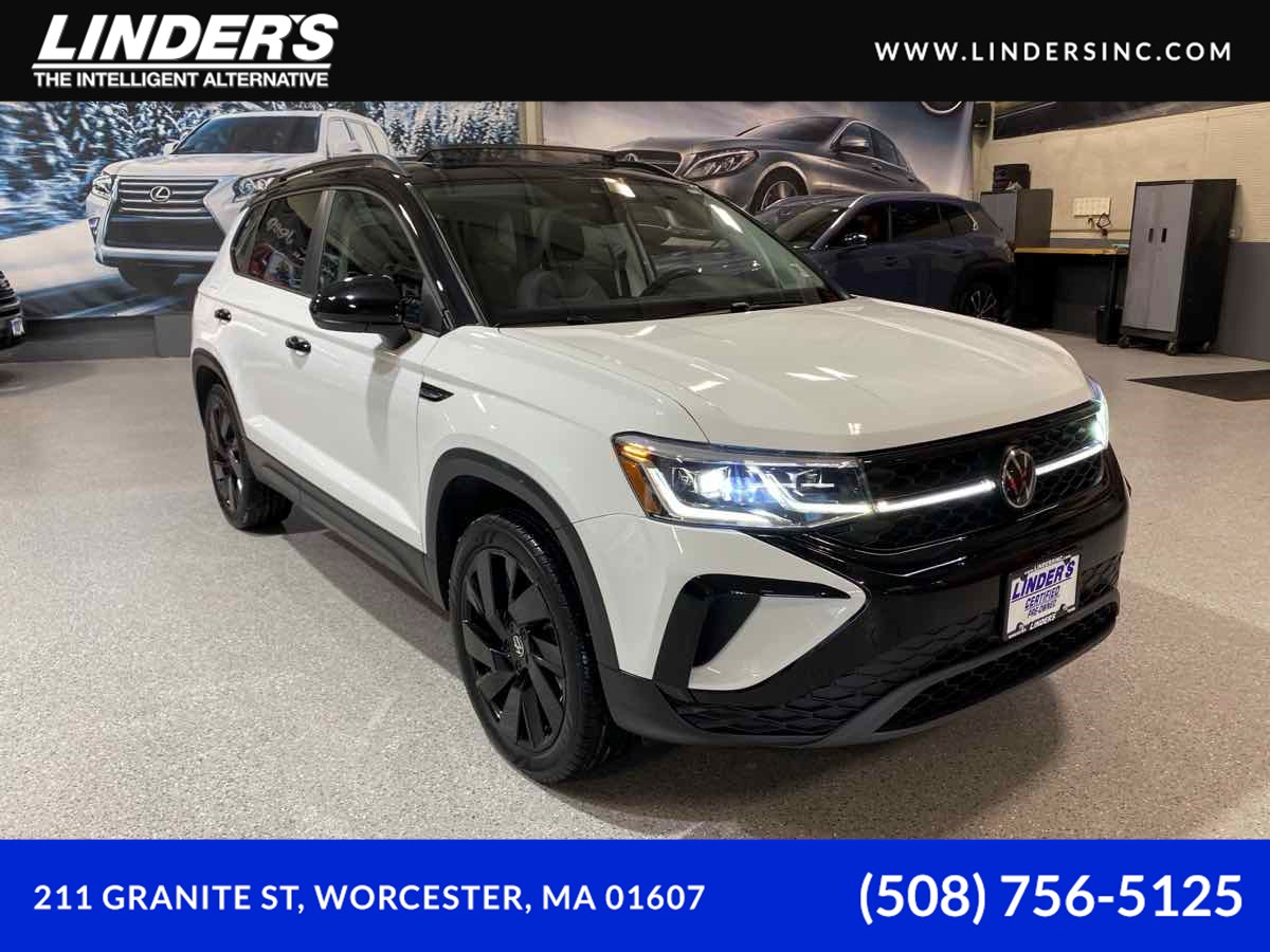 2024 Volkswagen Taos SE Black's photo