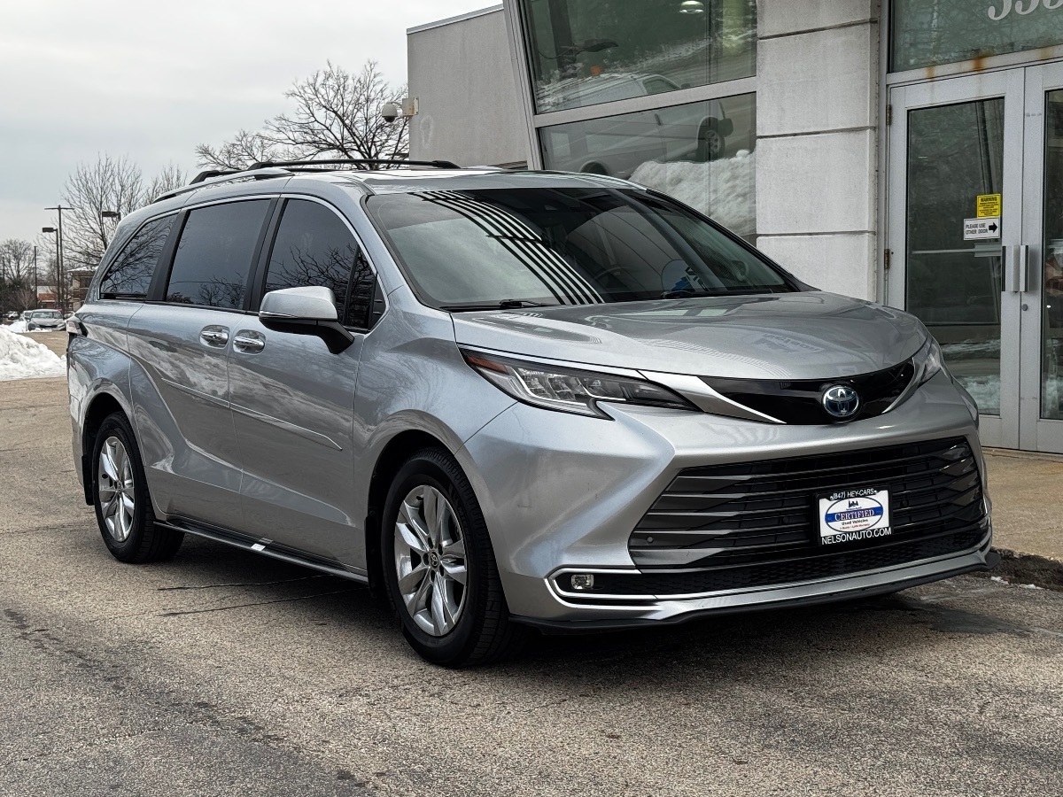 2022 Toyota Sienna Limited's photo