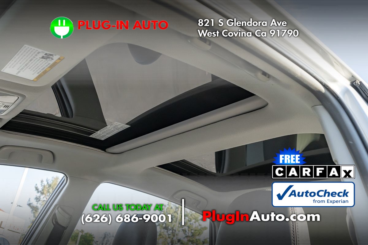 2013 Toyota Prius v Five's photo