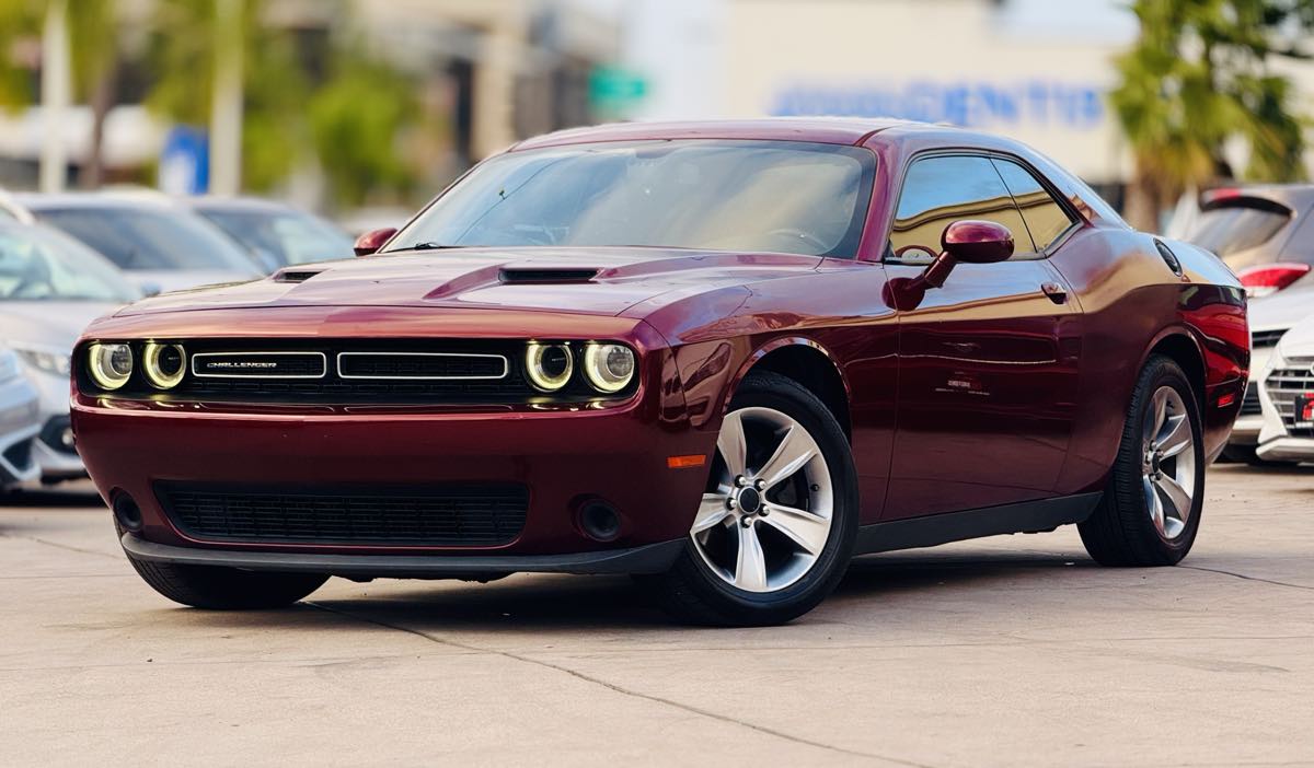 2017 Dodge Challenger SXT's photo