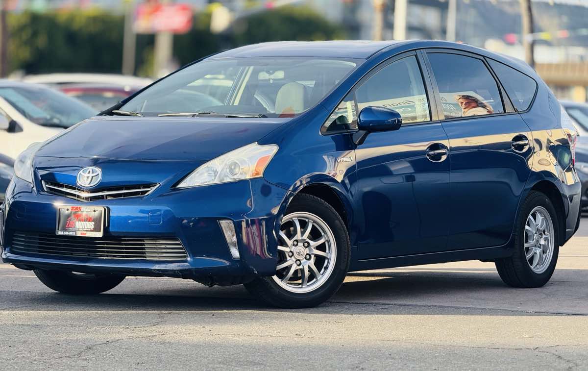 2014 Toyota Prius v Three's photo