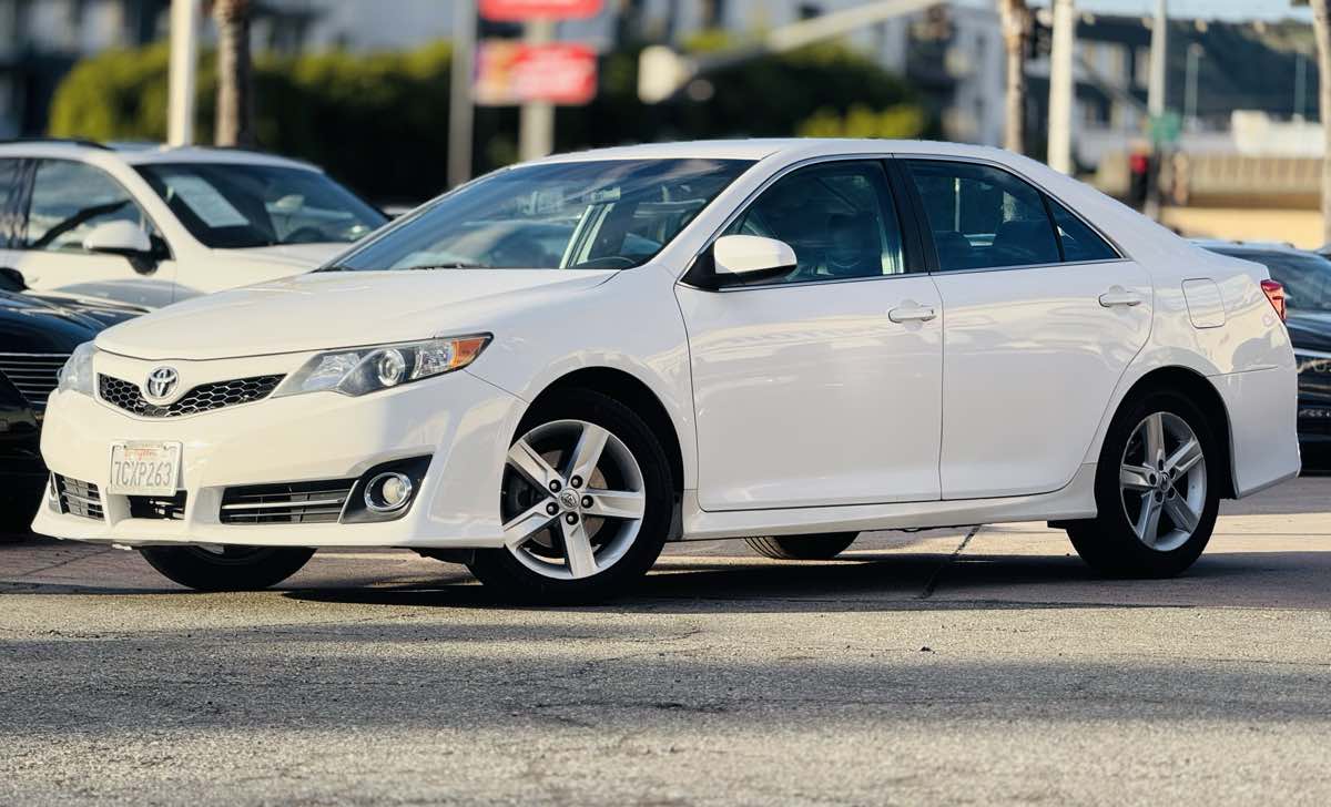 2014 Toyota Camry SE's photo