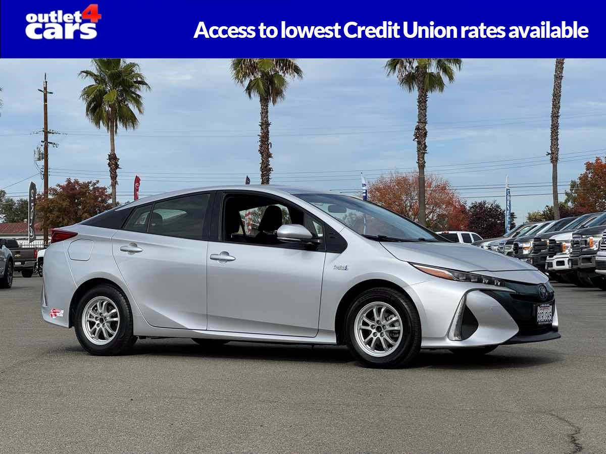 2017 Toyota Prius Prime Plus's photo