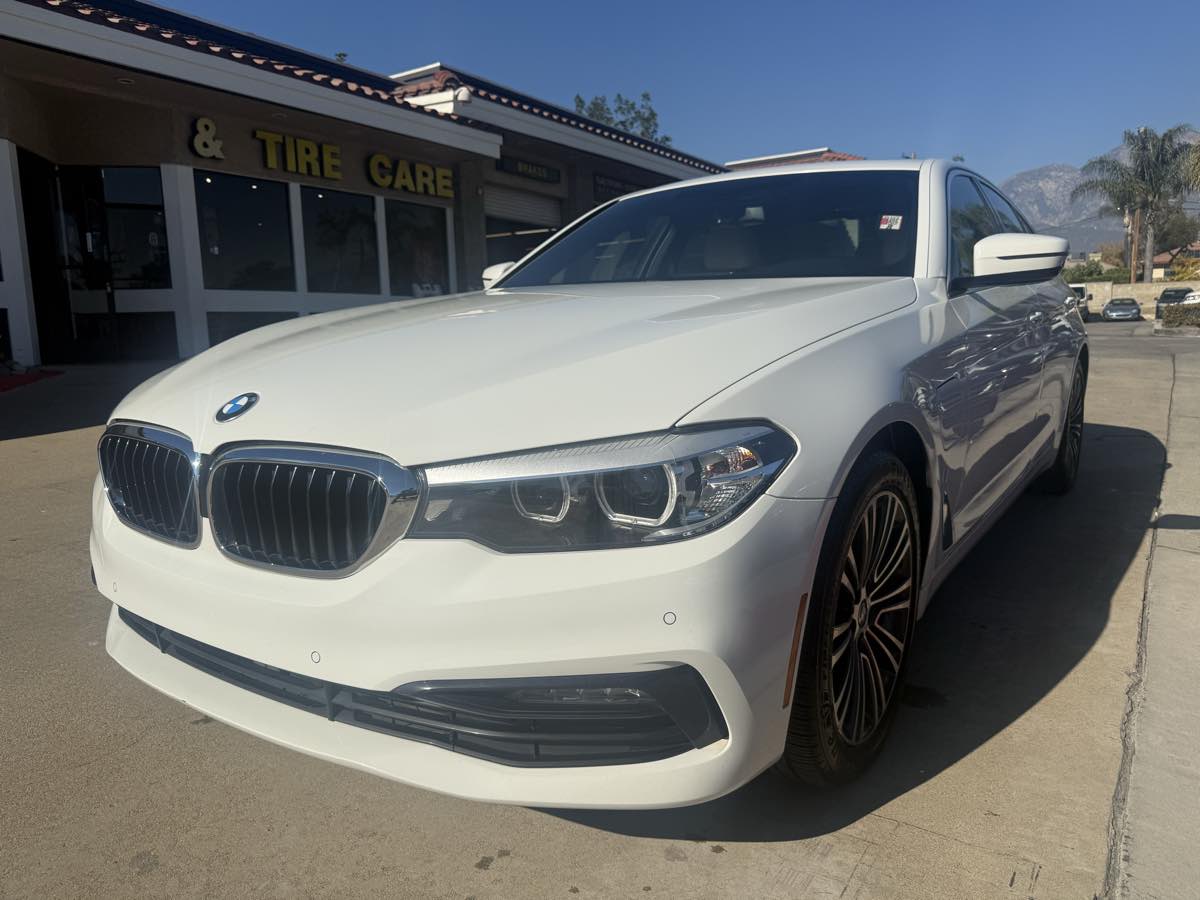 2018 BMW 5 Series 530e's photo