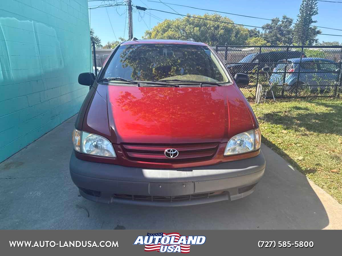 2002 Toyota Sienna LE's photo
