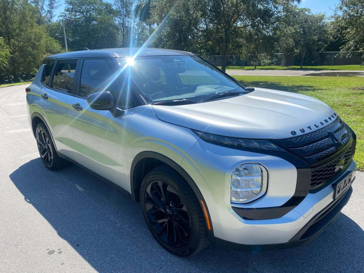 2022 Mitsubishi Outlander ES's photo