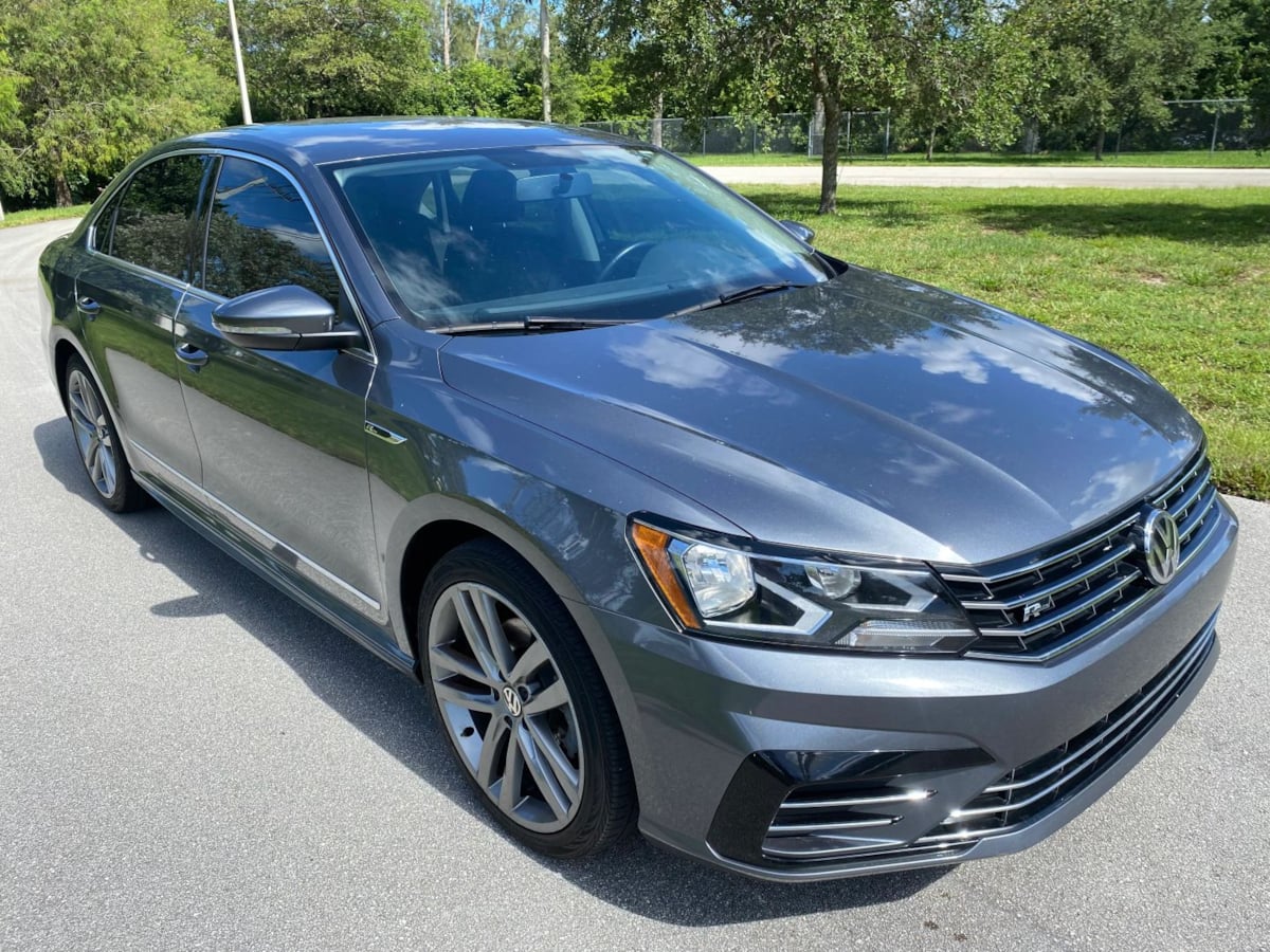 2017 Volkswagen Passat R-Line's photo